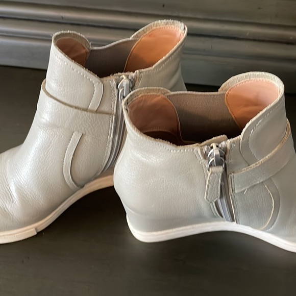 Linea Paolo Grey Leather Wedges - Picture 4 of 6